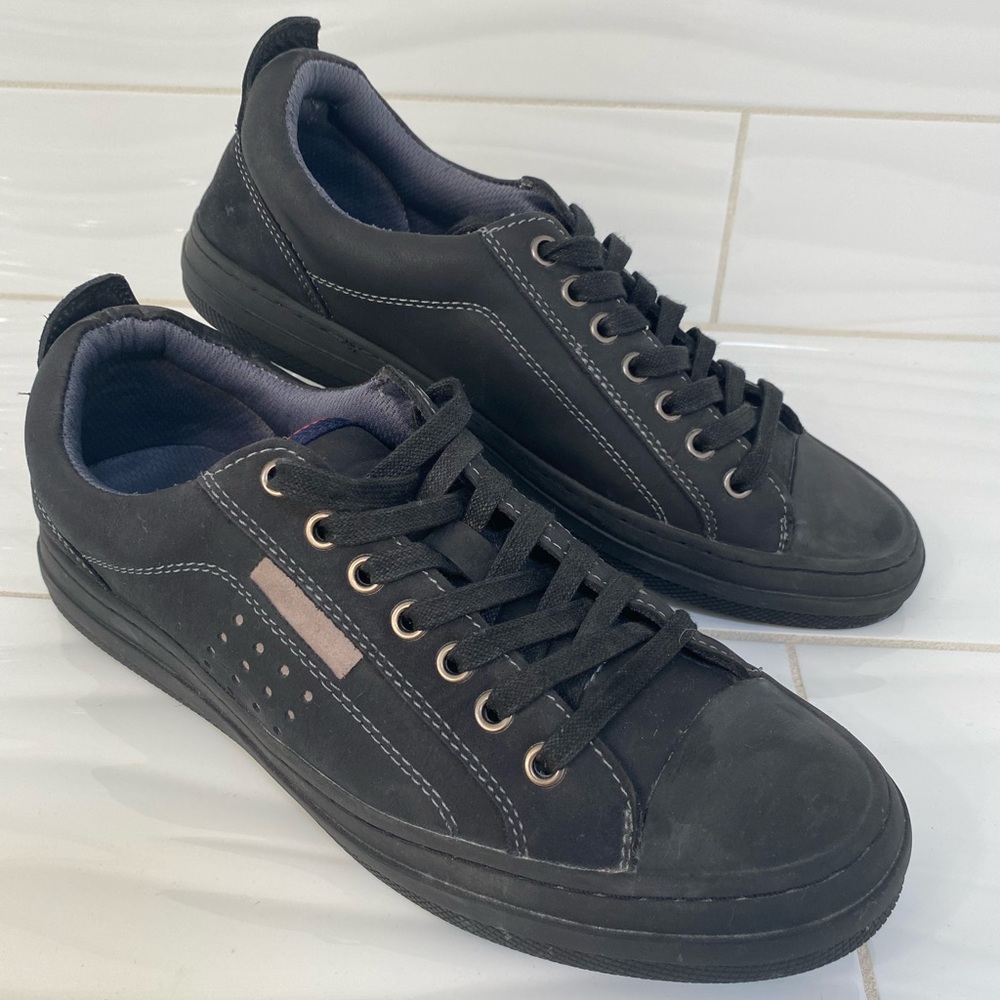 Kenneth Cole Reaction sneakers, walking shoes, Men size 9.5 black.